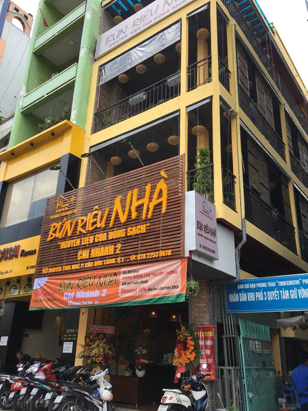 Cần sang nhượng quán ăn  Vị trí và cơ sở vật chất tốt  - Diện tích: 300m2 ( 3 tầng xuyên suốt).  - Hợp đồng dài hạn  - Cơ sở vật chất tốt  - không cần sữa chữa nhiều, vào kinh doanh liền.  - GIÁ THUÊ 